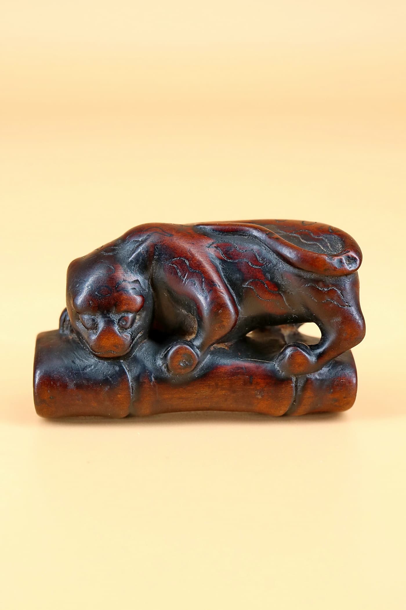 Тигр на бамбуке