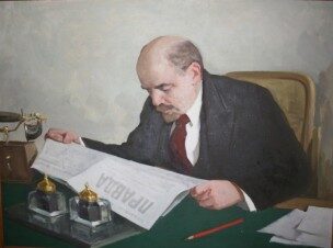 Ленин за газетой Правда