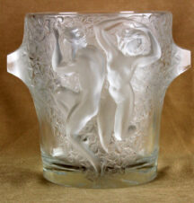 Стеклянная ваза с изображением обнаженной пары в танце