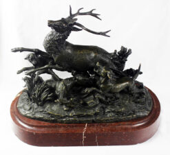 Бронзовая скульптура «Олень, атакованный тремя собаками»
