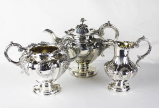Серебряный чайный сервиз из трех предметов с цветочным декором в стиле историзм