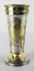 Серебряный стакан, украшенный меандром