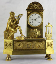 Старинные часы с боем в стиле ампир с фигурой музыканта-арфиста.