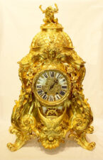 Дворцовые старинные часы в стиле барокко с фигурой дракона