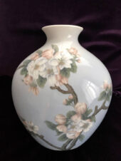 Антикварная фарфоровая ваза с изображением цветов