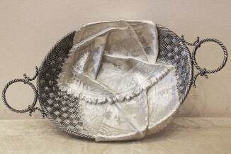 Старинная серебряная хлебница (сухарница) в русском стиле в виде лыковой корзины с рушником (салфеткой)