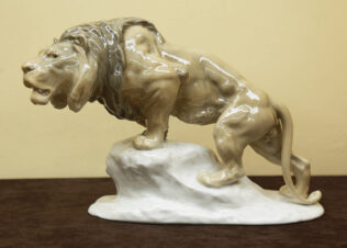 Фарфоровая статуэтка «Рычащий лев»