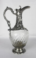 Антикварный серебряный кувшин для вина с растительным орнаментом, картушем и пальметтой