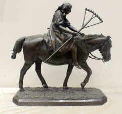 Бронзовая скульптура «Крестьянка с граблями на лошади»