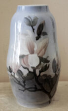 ваза с изображением цветов