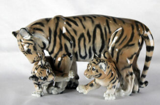 Фарфоровая статуэтка «Тигрица с тигрятами»