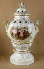 Старинная ваза с цветочным орнаментом