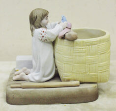Очень редкая фарфоровая спичечница «Девочка, купающая кукол»