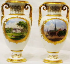 Старинные парные вазы с видами королевских дворцов