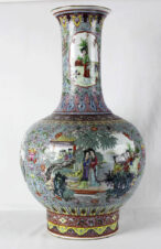 Старинная ваза с изображением жанровых сцен