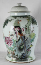 Старинная китайская фарфоровая ваза с изображением птиц и цветов