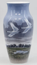 Антикварная ваза с изображением лебедей