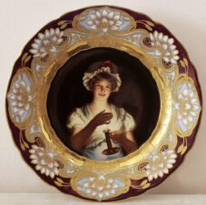 Декоративная тарелка с портретом девушки