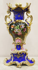 Антикварная ваза с цветами и раковинами в стиле барокко