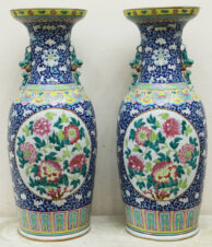 Парные вазы с изображением цветов и ручками в виде тритонов