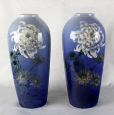 Большие парные вазы в стиле модерн с цветком хризантемы