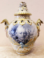 Антикварная фарфоровая ваза с крышкой
