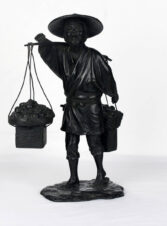 Старинная японская бронзовая статуэтка (окимоно) «Продавец фруктов с корзинами»