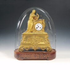 Бронзовые часы под стеклянной колбой «Аллегория изящных искусств»